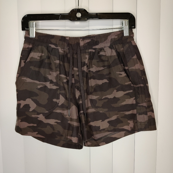Athleta Pants - Athleta camo shorts size 0T